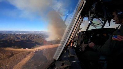 Video desde la cabina: Guardia Nacional lanza retardante sobre el incendio de Palisades