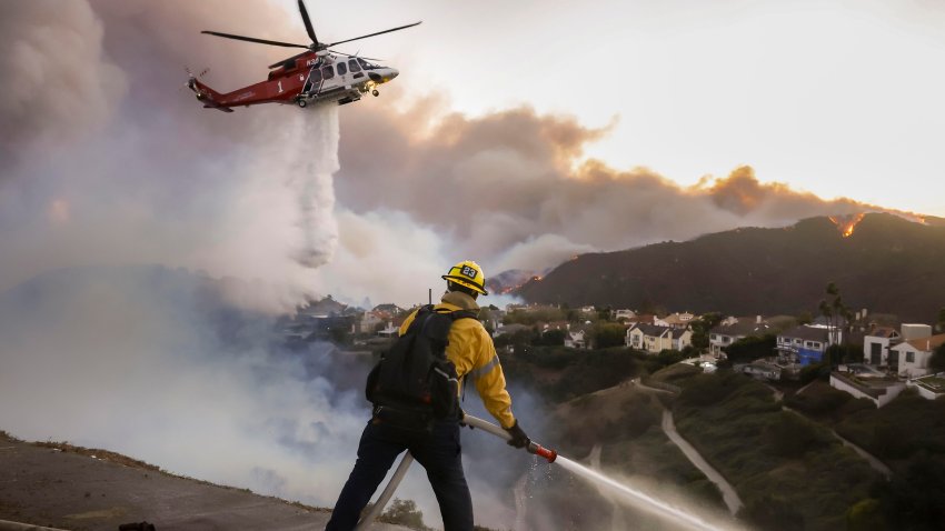 Impresionantes imágenes: brutal incendio devasta una acaudalada zona de Los Ángeles