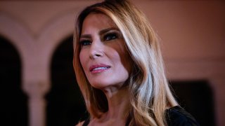 Melania Trump, esposa del presidente electo de Estados Unidos Donald Trump, llega en la víspera de Año Nuevo a su club Mar-A-Lago el 31 de diciembre de 2024 en Palm Beach, Florida.