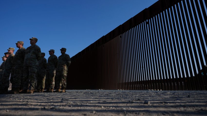 ARCHIVO – Miembros de la Guardia Nacional de California escuchan durante una conferencia de prensa cerca del Puerto de Entrada de Otay, junto a la frontera con México, el 5 de diciembre de 2024 en San Diego. (AP Foto/Gregory Bull, Archivo)