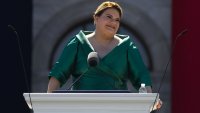 La gobernadora de Puerto Rico Jenniffer González pronuncia un discurso durante su investidura este jueves, frente al Capitolio en San Juan (Puerto Rico). EFE/ Thais Llorca