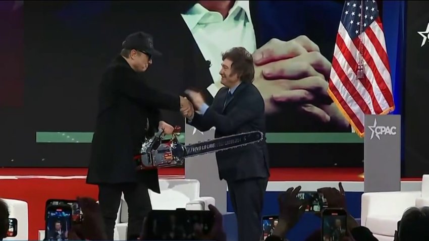Elon Musk empuña una motosierra para celebrar los esfuerzos de DOGE por recortar el gasto federal