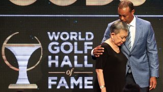 Foto de archivo de Tiger Woods y su madre Kultida Woods.