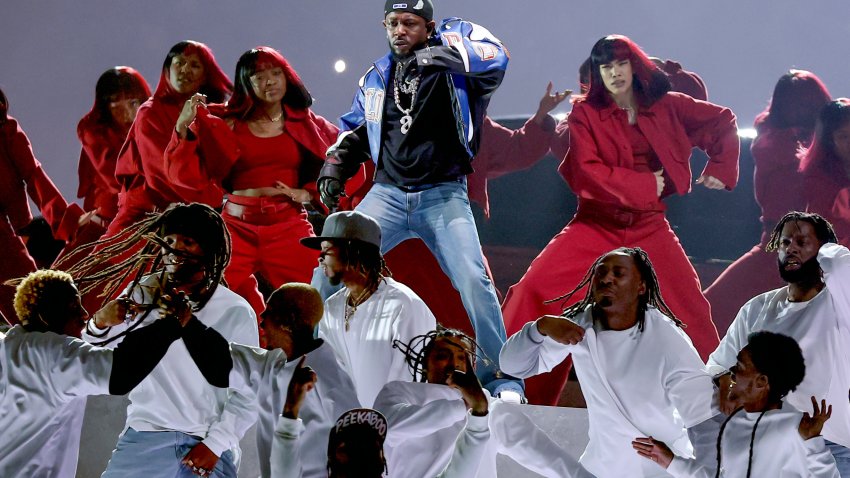 NUEVA ORLEANS, LOUISIANA - 09 DE FEBRERO: Kendrick Lamar actúa en el escenario durante el Apple Music Super Bowl LIX Halftime Show en el Caesars Superdome el 09 de febrero de 2025 en Nueva Orleans, Louisiana. (Foto de Jamie Squire/Getty Images)