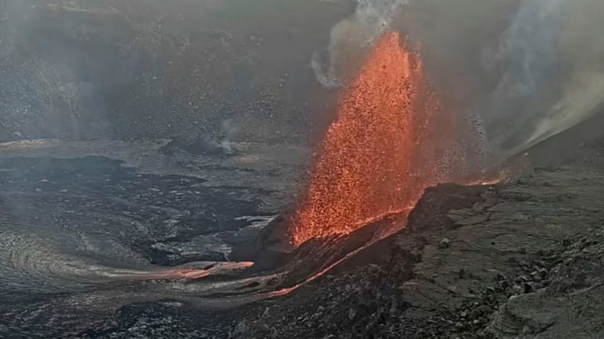 Esta foto provista por el Servicio Geológico de EEUU muestra lava saliendo del cráter Haleumaumau en la cumbre del volcán Kilauea en el Parque Nacional de los Volcanes de Hawai el martes 11 de febrero de 2025. (USGS vía AP)