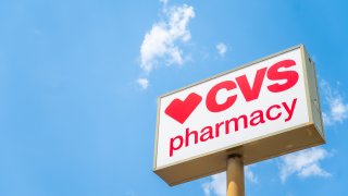 El logotipo de la farmacia CVS se ve fuera de un escaparate el 07 de agosto 2024 en Austin, Texas.