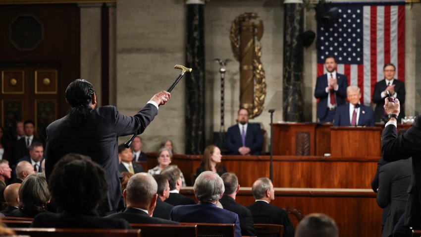 El representante estadounidense Al Green (D-TX) es retirado de la cámara tras gritar mientras el presidente estadounidense Donald Trump habla durante un discurso ante una sesión conjunta del Congreso en el Capitolio de Estados Unidos en Washington, DC, el 4 de marzo de 2025.