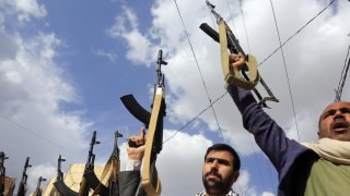 Milicias hutíes se manifiestan en Saana, Yemen, el jueves.