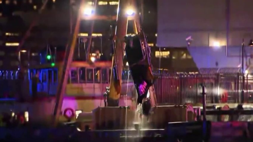 Varios socorristas de NY y NJ trabajan en el lugar del accidente de helicóptero