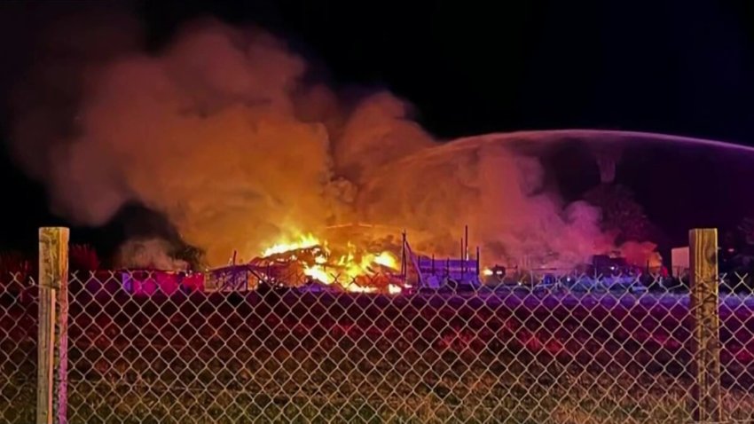 Investigan incendio que consume al menos un granero en Patterson