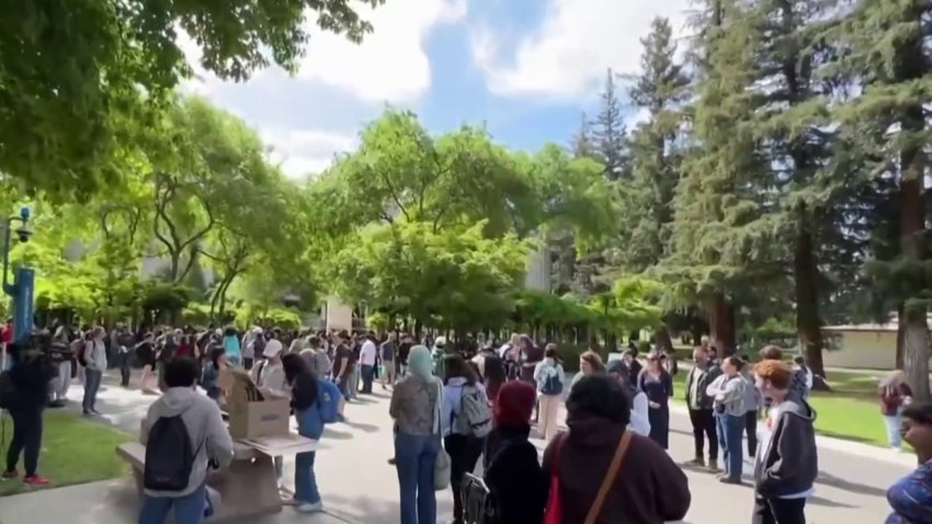 Protestan estudiantes en el campus de la Universidad de Sacramento State
