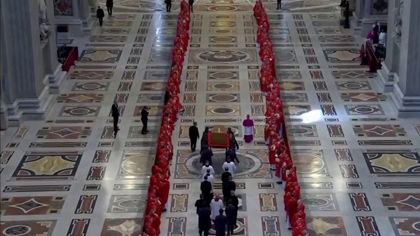 Regresan a la basílica San Pedro el féretro del Papa para dar comienzo a la procesión