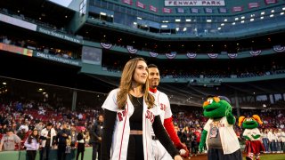 Karenna Groff, Mujer del Año 2022 de la NCAA, es presentada antes de realizar un primer lanzamiento ceremonial durante una ceremonia previa al partido en reconocimiento a la Noche de Apreciación de la Mujer antes de un partido entre los Boston Red Sox y los Pittsburgh Pirates el 3 de abril de 2023 en Fenway Park en Boston, Massachusetts. (Foto de Billie Weiss/Boston Red Sox/Getty Images) Mujer del año de la NCAA,