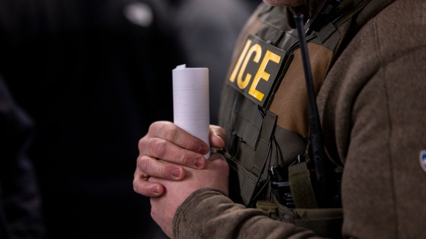 Un agente del Servicio de Inmigración y Control de Aduanas de Estados Unidos (ICE), junto con otras fuerzas del orden federales, asiste a una reunión previa a la aplicación de la ley en Chicago, Illinois, Estados Unidos, el domingo 26 de enero de 2025.