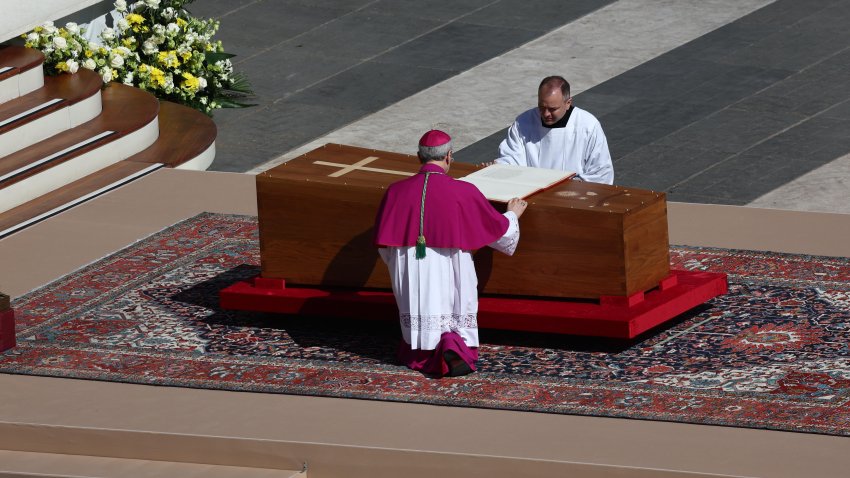 “Llegó al corazón de las personas de manera directa”: destacan en la homilía el legado del Papa