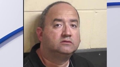 Arrestan a maestro sustituto por contactar a un niño con fines sexuales