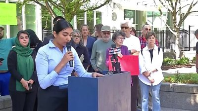 Protestan en Sacramento por detenciones de inmigrantes que se presentan a cortes