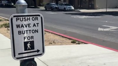 Instalan sistema de semáforos que busca ofrecer mayor seguridad a peatones en Modesto
