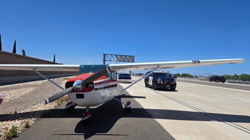 Avioneta aterriza en carretera