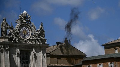 No habemus papam: el humo negro cubre la chimenea de la Capilla Sixtina