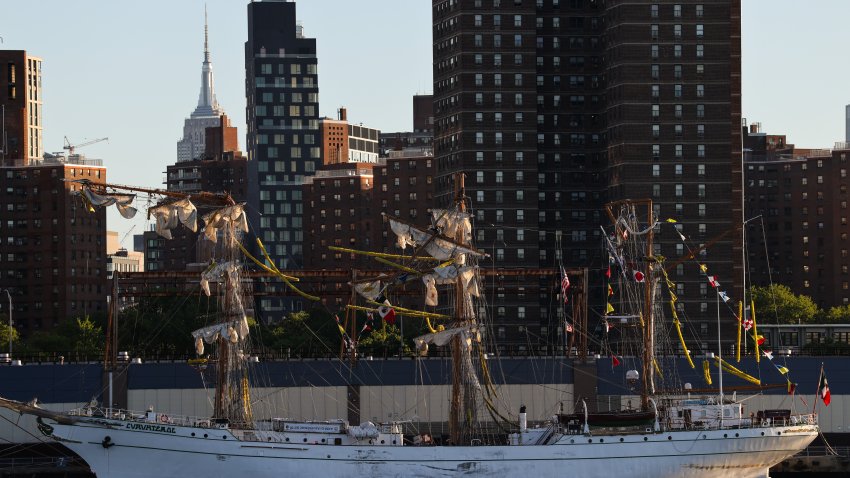 NUEVA YORK, NUEVA YORK – 18 DE MAYO: El velero de la Armada mexicana que chocó contra el puente de Brooklyn permanece amarrado en el bajo Manhattan el 18 de mayo de 2025 en Nueva York. El velero, el Cuauhtémoc, que partió sus tres mástiles al chocar contra el emblemático puente neoyorquino, mató al menos a dos personas e hirió a otras 19. (Foto de Spencer Platt/Getty Images)