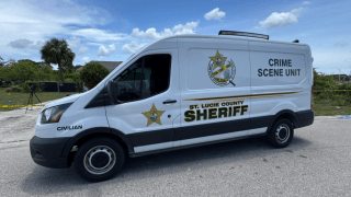 La Oficina del Sheriff del Condado St Lucie encontró el cuerpo del menor dentro de su habitación, en donde se cree permaneció muerto por varias semanas.