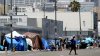 Newsom pide prohibir los campamentos de indigentes en California: lo que debes saber
