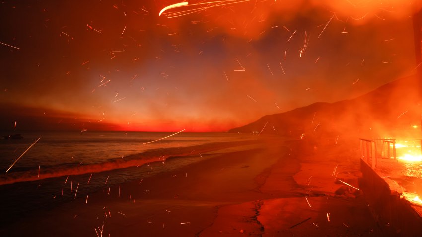 ARCHIVO – El incendio Palisades arde en un terreno frente a la playa el miércoles 8 de enero de 2025 en Malibú, California. (AP Foto/Etienne Laurent, Archivo)