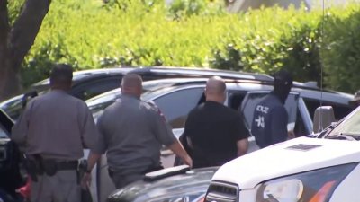 ¿Qué documentos entregar a oficiales de ICE durante una detención?