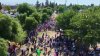 Residentes de Fresno participan en la marcha “No Kings”