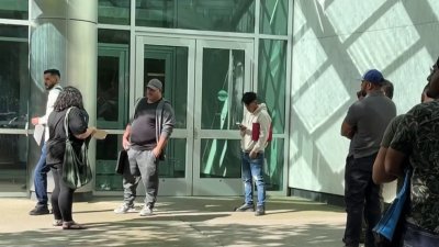 Dununcia organización de Sacramento arrestos en edificio federal