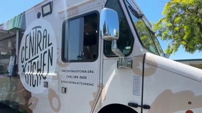 Este camión ofrece almuerzos gratuitos para niños durante el verano