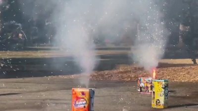 Bomberos dan consejos sobre el uso de fuegos artificiales: así puedes mantenerte a salvo