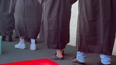 Dos inmigrantes se gradúan de escuela comunitaria para adultos en Sacramento