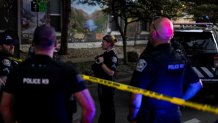 BOULDER, COLORADO - 1 DE JUNIO: El 1 de junio de 2025, en Boulder, Colorado, la policía bloquea el acceso al centro de la ciudad tras un incidente que el FBI está investigando como acto terrorista. Un sospechoso se encuentra detenido tras, al parecer, lanzar un artefacto incendiario contra un grupo que participaba en una marcha organizada cerca del palacio de justicia para solidarizarse con los rehenes retenidos por Hamas en Gaza. (Foto de Chet Strange/Getty Images)