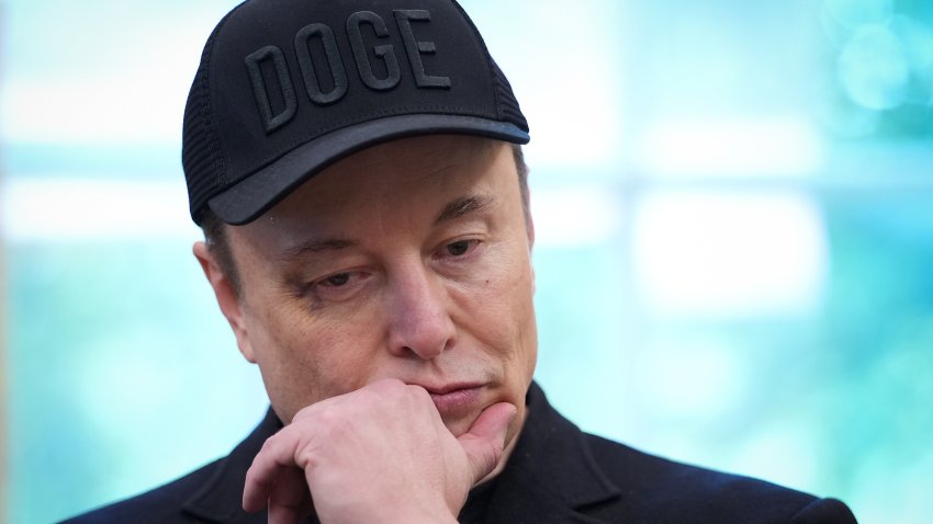 WASHINGTON, DC – 30 DE MAYO: El consejero delegado de Tesla, Elon Musk, escucha mientras el presidente de Estados Unidos, Donald Trump, habla con los periodistas en el Despacho Oval de la Casa Blanca el 30 de mayo de 2025 en Washington, DC. Musk, que fue asesor de Trump y dirigió el Departamento de Eficiencia Gubernamental, anunció que dejaría su cargo El gobierno de Trump para volver a centrarse en sus negocios. (Foto de Kevin Dietsch/Getty Images)