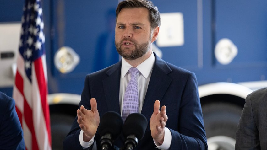 LOS ÁNGELES, CALIFORNIA – 20 DE JUNIO: El vicepresidente JD Vance habla con la prensa tras un recorrido por el Centro Federal de Operaciones Conjuntas de múltiples agencias en el Wilshire Federal Building el 20 de junio de 2025 en Los Ángeles, California. La visita de Vance a Los Ángeles se produce después de una serie de redadas federales de inmigración que han desatado protestas a veces violentas y han obligado al gobierno de Trump a activar a miembros de la Guardia Nacional de California y a traer a infantes de marina estadounidenses en contra de los deseos del funcionario local y del gobernador del estado.   (Foto de Scott Olson/Getty Images)