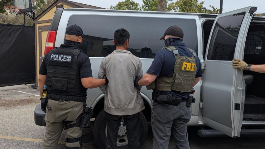 Redadas migratorias llegan al campo californiano con agentes correteando a trabajadores