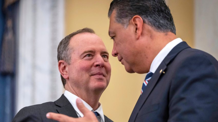 Los senadores demócratas por California Adam Schiff y Alex Padilla en el Congreso en Washington el 11 de diciembre del 2024. (AP foto/Ben Curtis)