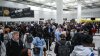 Trump rechaza una salida para financiar DHS mientras empeoran los retrasos en aeropuertos