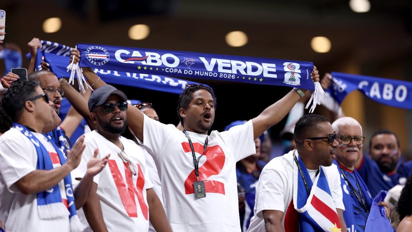 Foto de fanáticos sujetando una bufanda que lee Cabo Verde.