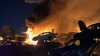 Incendio consume alrededor de 100 vehículos en un deshuesadero de autos en Modesto